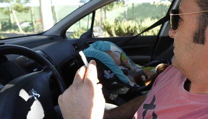 Un conductor fumando en su vehículo.