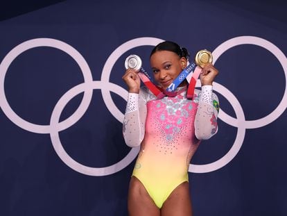 La brasileña Rebeca Andrade posa con sus dos medallas de oro y plata el 4 de agosto en Tokio.