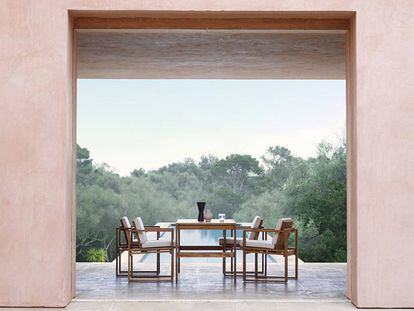 La serie Indoor-Outdoor de Carl Hansen & Son consta de butacas, sillas, mesas, sofás, mesas auxiliares, balancín y tumbona. |