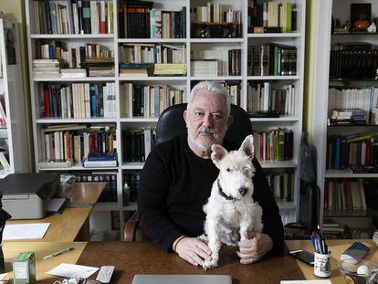 El director de cine, con su fox terrier, 
'Cloe', en el despacho de su casa, en Madrid. 