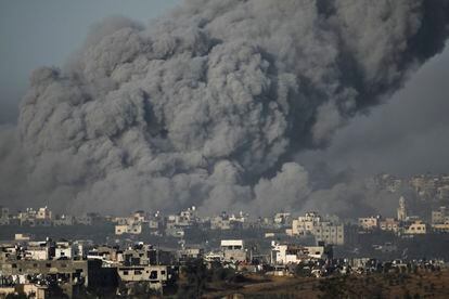 Una densa columna de humo se eleva tras un ataque aéreo 
 israelí en la franja de Gaza, visto desde el sur de Israel. 