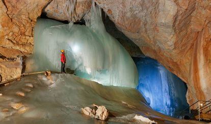 Interior de la cueva de hielo de Eisriesenwelt.