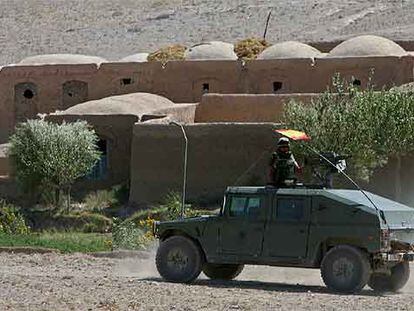 Un VAMTAC español circula junto a una aldea en las proximidades de Herat (Afganistán).