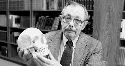 Clyde Snow, pionero estadounidense de la antropología forense, en 1986