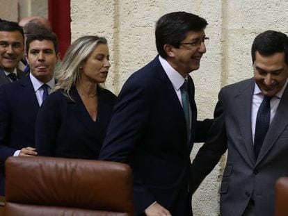 Juan Marín y Juan Manuel Moreno durante la sesión de constitución del Parlamento Andaluz.