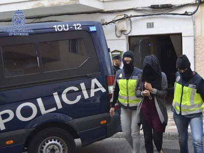 Agentes de la Policía Nacional detienen a una mujer por presuntamente pertenecer a la organización terrorista. 