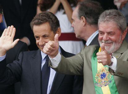 El presidente francés, Nicolas Sarkozy (Izquierda), y su homólogo brasileño, Luiz Inácio Lula da  Silva, durante el desfile del Día de la Independencia celebrado hoy en Brasilia.