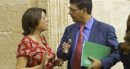 Elena Cort&eacute;s y Diego Valderas, en septiembre pasado, en el Parlamento.