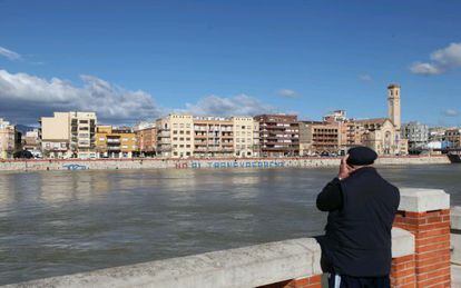 El Ebro, a su paso por Tortosa, llena todo el cauce.