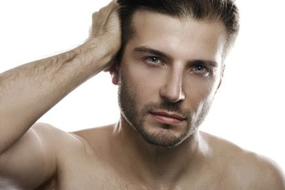 La caída del cabello alcanza una prevalencia en hombres y mujeres mayores de 40 años próxima al 50%. Es la causa de un 8% de las consultas dermatológicas.
