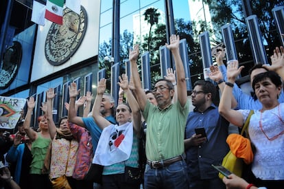 Journalists and human rights defenders during a demonstration against espionage in June 2017.