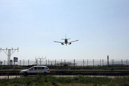 Un avi&oacute;n aterriza en el Aeropuerto de El Prat, Barcelona.