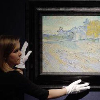 Una empleada de la casa de subastas Christie's muestra la pintura "Vue de l'asile et de la Chapelle de Saint-Remy", del pintor holandés Vincent Van Gogh