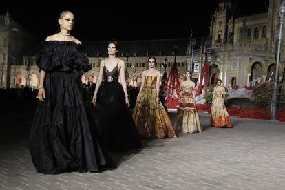 Dior presentó este jueves en la Plaza de España de Sevilla su colección Crucero 2023, diseñada por Maria Grazia Chiuri, que está trabajando con artistas y artesanos sevillanos y andaluces.