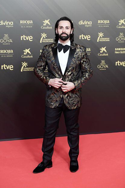 Carlo D'Ursi, nominado a mejor cortometraje de ficción por Yalla, eligió una atrevida chaqueta dorada y negra.