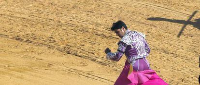 Francisco Rivera con su primer toro, ayer en la Goyesca de Ronda.