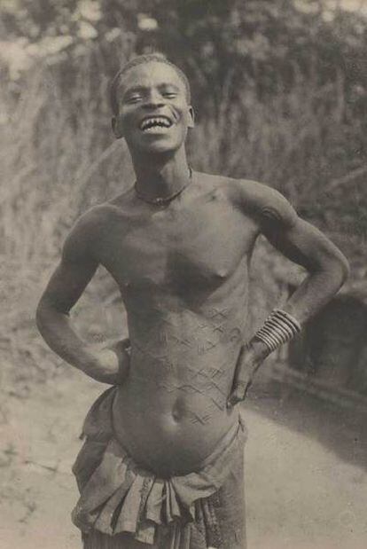 Un jovén sonríe durante la expedición al Congo de Leo Froebius.