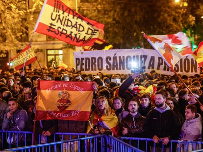 Manifestación contra la amnistía frente a la sede del PSOE, este miércoles.