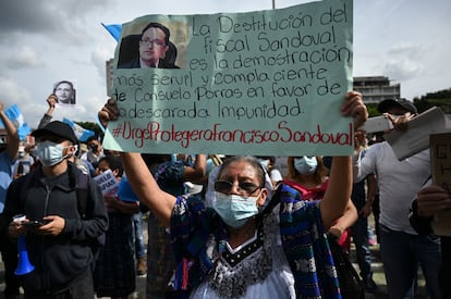 Una manifestante participa en las protestas suscitadas después de la destitución del fiscal Sandoval.