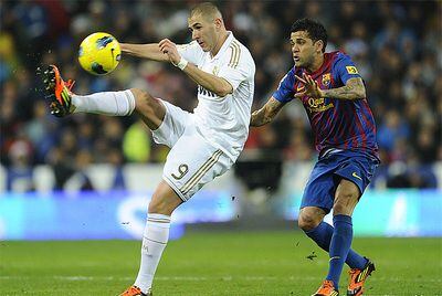 Benzema golpea el balón ante Alves.