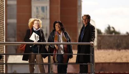 De izquierda a derecha, Mirta Núñez, Almudena Grandes y Julián Casanova, en las instalaciones de EL PAÍS.