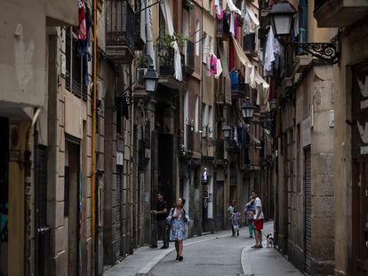 El barrio del Raval de Barcelona, que concentra población vulnerable y parque privado de viviendas de alquiler, este verano.