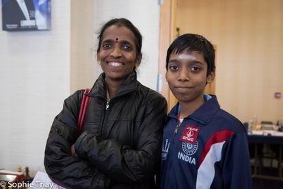 Praggnanandhaa, junto a su madre, Nagalakshmi, el pasado enero durante el torneo de Gibraltar