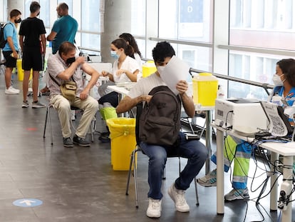 Varias personas reciben la vacuna contra la covid en el punto de vacunación masivo instalado en el Wizink Center de Madrid, el pasado agosto.