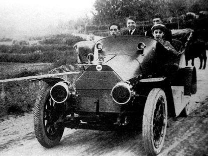 Vinyes (segundo por la izquierda) con amigos a su regreso a Barcelona en 1929.