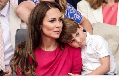 Luis, de cuatro años y que ha estado muy inquieto durante todo el desfile, saltando de silla en silla, poniéndose de pie, pidiendo agua... abraza a su madre, Kate Middleton, en un momento de las celebraciones del Jubileo de Platino de Isabel II