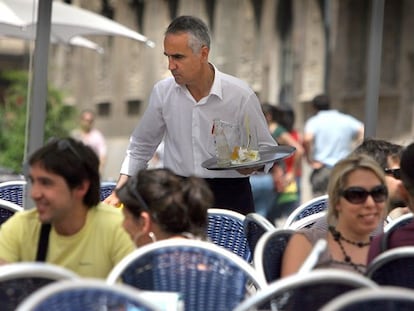 Un camarero en una terraza de Valencia.