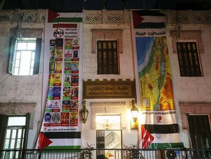Carteles de la campaña de boicot contra marcas occidentales en el edificio del Sindicato de Escritores Egipcios en El Cairo (Egipto), el mes pasado.