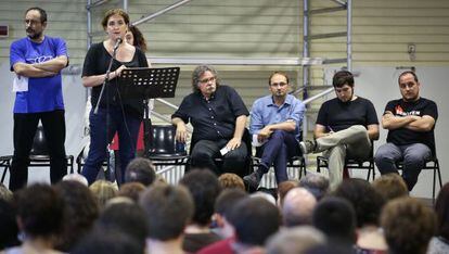 Ada Colau, durante su intervenci&oacute;n. Sentados, Joan Tard&agrave; (ERC), Joan Herrera (ICV) y David Fern&aacute;ndez (CUP)