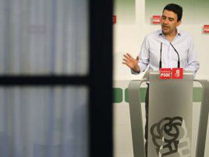 Mario Jiménez, esta mañana, en la sede del PSOE andaluz, donde ha mostrado la carta enviada a Josep Antoni Duran i Lleida.