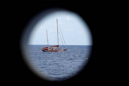 El bote de rescate 'Astral' de la ONG española Proactiva Open Arms se ve en el mar Mediterráneo, desde una ventanilla del buque 'Open Arms Uno'.