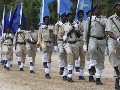 Marcha de la polic&iacute;a somal&iacute; el domingo pasado en Mogadiscio.