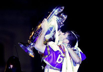 Iker Casillas levanta el trofeo de la Copa de la Liga de Campeones, la décima del Real Madrid, en la plaza de Cibeles.