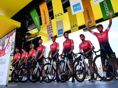 Los corredores del Arkea, en el podio de firmas de una etapa del Tour.