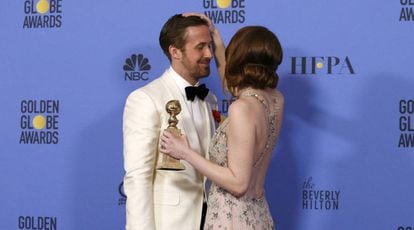 Ryan Gosling y Emma Stone posan con sus Globos de Oro.