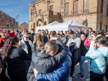 Vecinos de Linares congregados en el minuto de silencio convocado por el Ayuntamiento de la ciudad jiennense ante la puerta principal del Palacio Municipal, como señal de luto por la muerte de tres personas este lunes tras la inhalación de humo de un brasero en su domicilio.