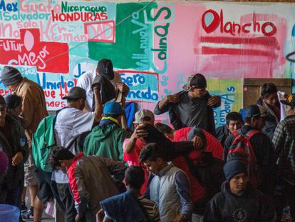 Migrantes centroamericanos permanecen, en un albergue de Tijuana