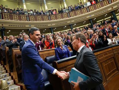El líder del PP, Alberto Núñez Feijóo (derecha), saluda al presidente del Gobierno en funciones, Pedro Sánchez, al término de la segunda jornada del debate de investidura, este jueves en el Congreso de los Diputados.