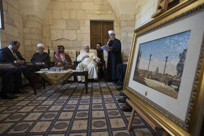 El Papa escucha a Sheikh Mohammad Hussein, el Gran Mufti de Jerusalén, durante una visita con el compuesto conocido por los musulmanes como Noble Santuario y para Judios como el Monte del Templo en la Ciudad Vieja de Jerusalén.