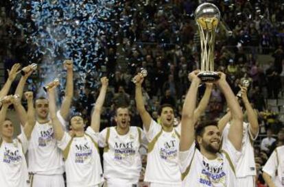 Felipe Reyes levanta la Copa de 2012 en el Sant Jordi