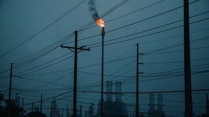 Llama de una refinería de crudo en Luisiana (EE UU), en una imagen tomada en septiembre.