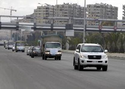 Un convoy de camiones de la Agencia de la ONU para los Refugiados Palestinos (UNRWA) se dirige al campo de refugiados palestinos de Al Yarmuk, en el sur de Damasco, Siria. EFE/Archivo