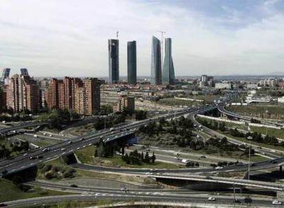 Vista panorámica del nudo de Manoteras de la M-30 (Hortaleza), en Madrid. Al fondo, los rascacielos en construcción en la Ciudad Deportiva del Real Madrid, en la Castellana, conocidos como Las Cuatro Torres. 
Foto: Luis Sevillano