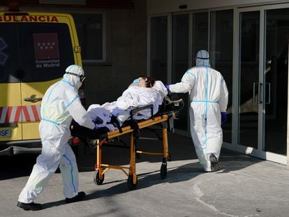 Sanitarios entrando con un enfermo en el hospital 12 de Octubre de Madrid, el 19 de enero.