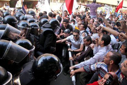 La policía contiene una multitud de manifestantes egipcios durante una protesta a las puertas del Parlamento en El Cairo.