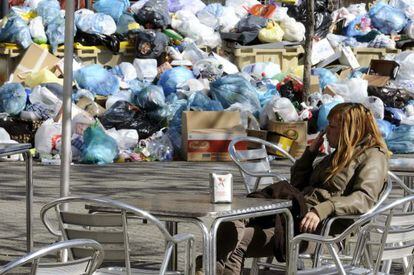 Los montones de basura acumulados en las calles de Sevilla durante huelga de los servicios de limpieza han rodeado a los ciudadanos. 